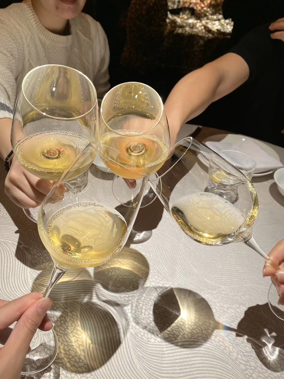 怎么避免握持红酒杯对红酒温度的影响？